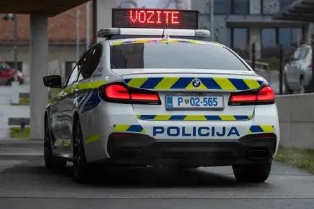 Močan veter v Velenju povzročil škodo: Policisti opozarjajo na nevarne predmete v okolici objektov