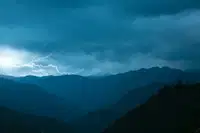 Pred nami oblačen konec tedna z meglenimi jutri