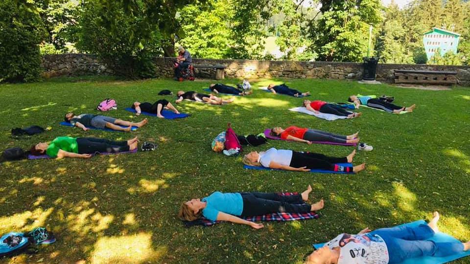 Joga v grajskem parku za otroke in odrasle