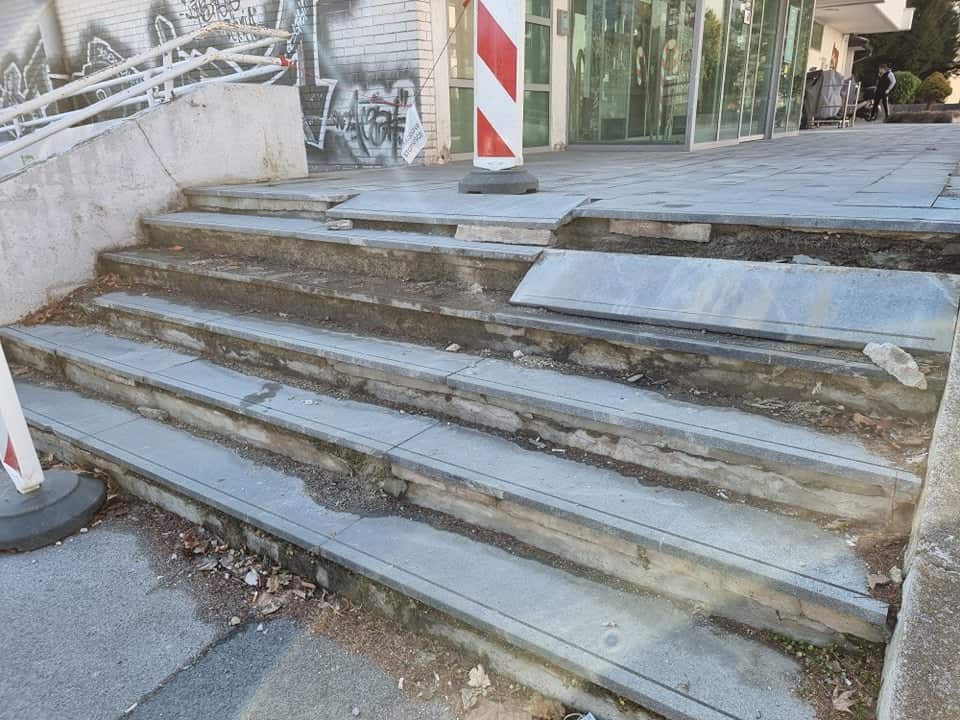 Občan opozoril na stanje stopnic pri parkirišču na Stantetovi ulici