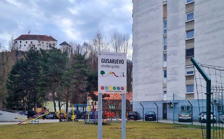 Otroška igrišča poimenovali in opremili z novimi označevalnimi tablami