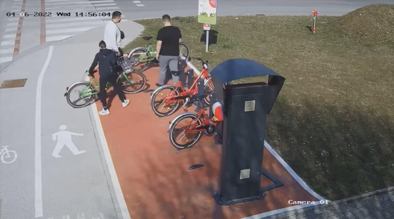 VIDEO: Vandali že prvi dan trgali kolesa z Bicy postaj