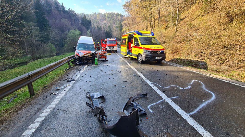 Trije poškodovani v hudi prometni nesreči v Črnovi #foto