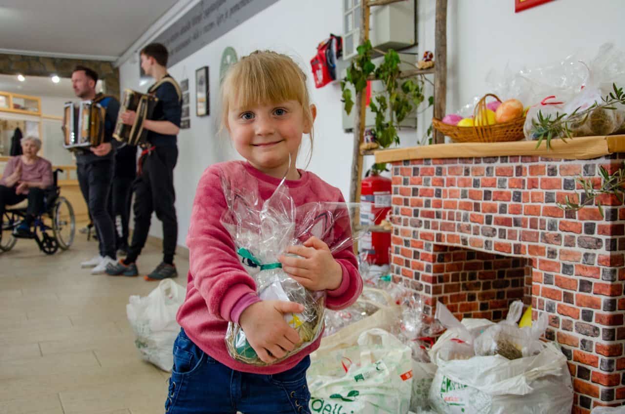 Mali super heroji v duhu velike noči obdarili starostnike #foto