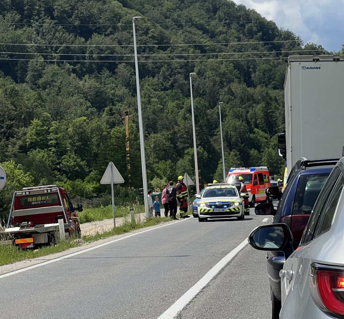 V Bevčah trčila kombinirano in osebno vozilo