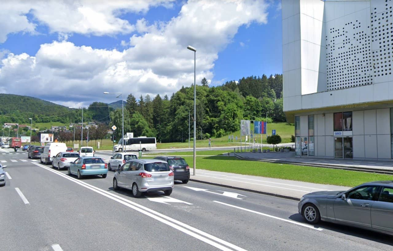 Na Šaleški cesti kolesar trčil v peško in pobegnil