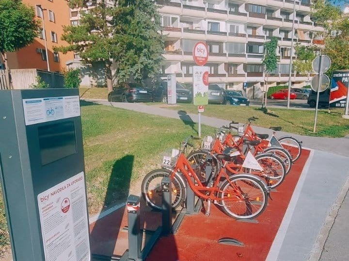 Vandali poškodovali Bicy postajo na Gorici in keson na Cesti talcev