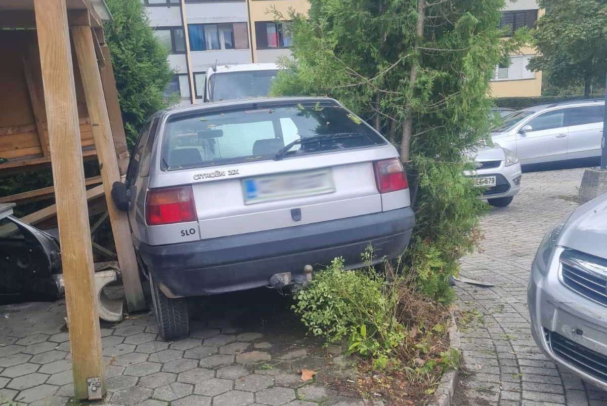 Voznik v Velenju s polno hitrostjo peljal skozi krožišče in trčil #foto