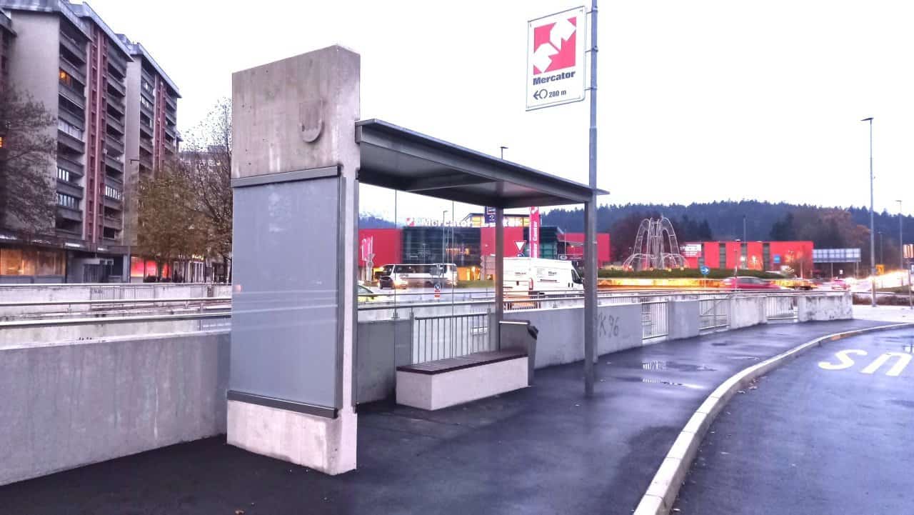 Mesto posodobili z novimi avtobusnimi postajališči in nadstreški za e-kolesa