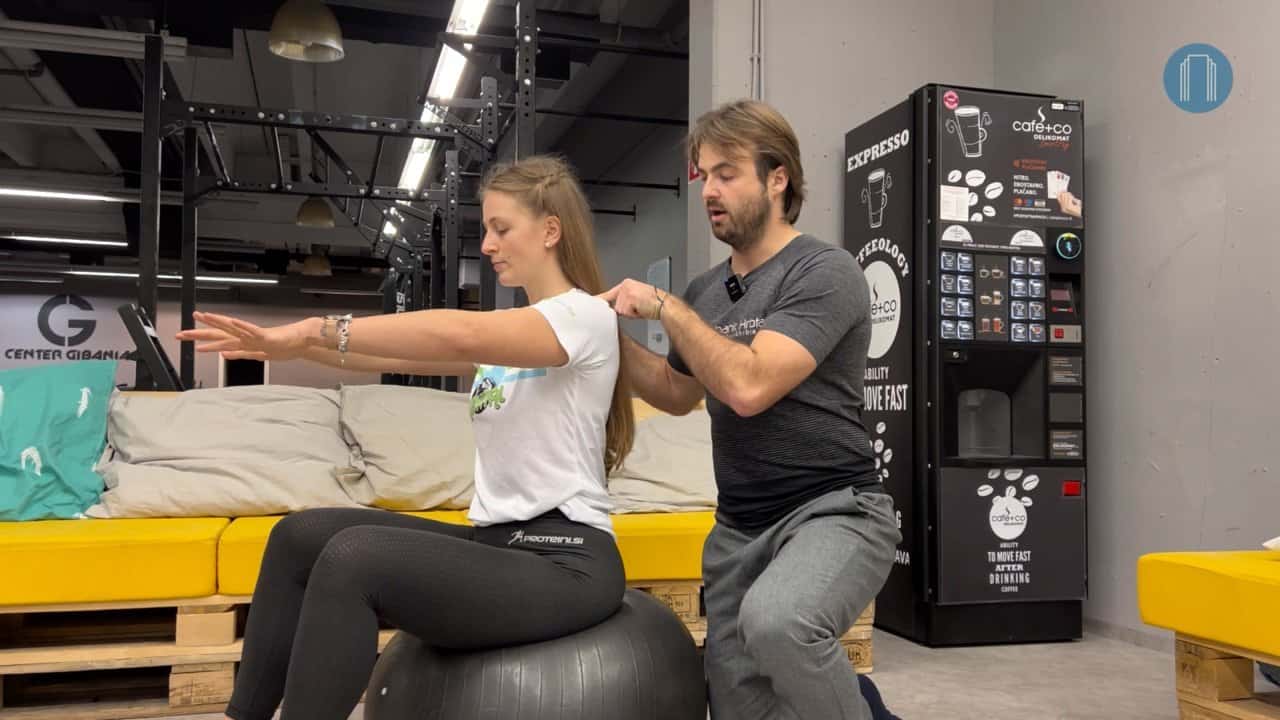 VIDEO: Nasvet za odpravo bolečin v križu in vratu kot posledico sedenja