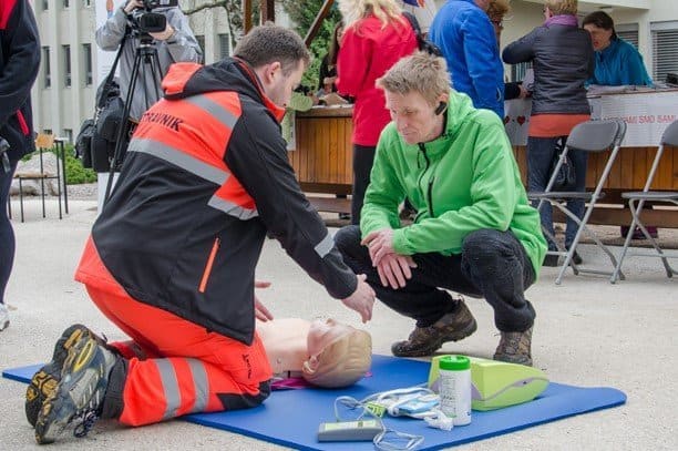 V Sloveniji vsako leto okoli 1700 ljudi doživi srčni zastoj