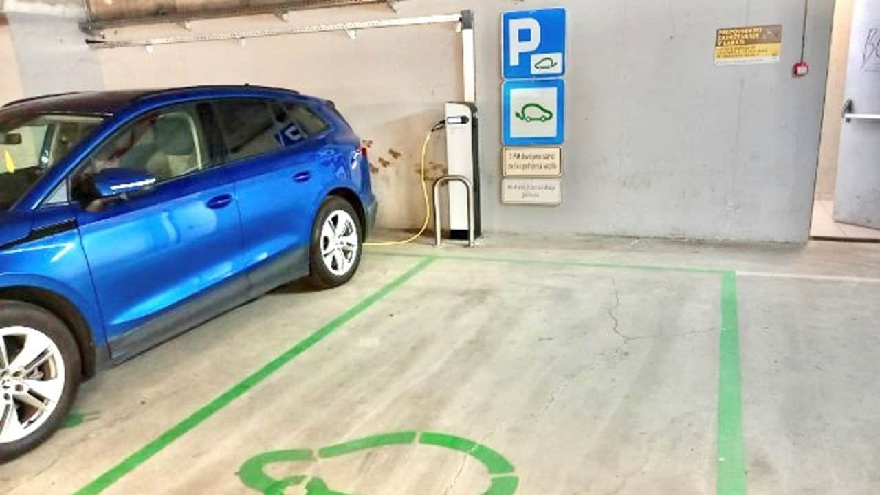 Polnjenje na električnih polnilnicah v Velenju ni več brezplačno