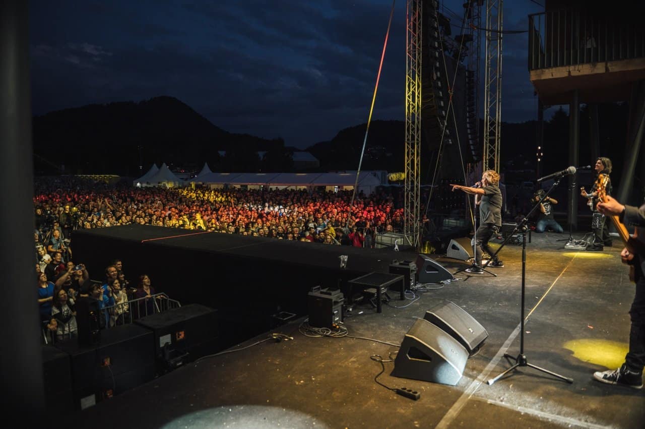 Gostinski ponudnik bo obiskovalcem koncerta vrnil dobroimetje