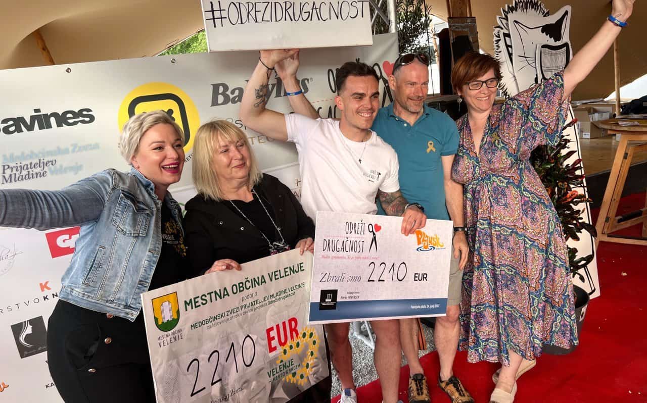 Frizerji na Velenjski plaži zbrali 2210 evrov v dobrodelne namene