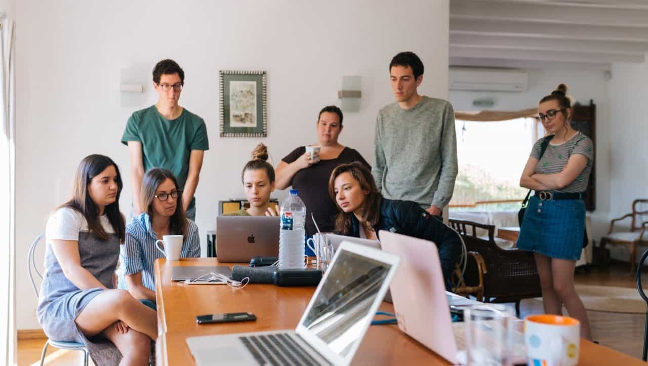 Mlade vabijo na fokusno skupino mednarodnega projekta HerStory