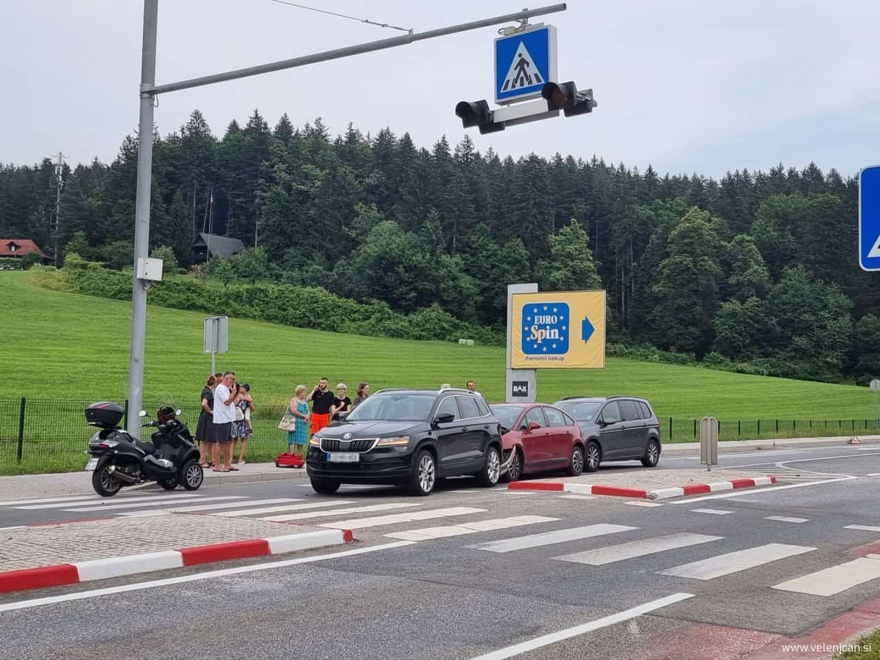 Prometna nesreča na križišču pri trgovini Momax