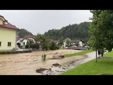 Reka Paka se že razliva na peš pot