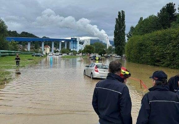 Zaradi poplav zaprte ceste, reka Paka prestopila bregove
