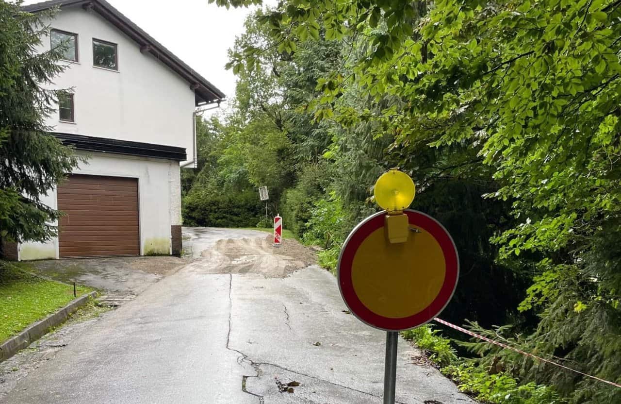 Zaradi plazu zaprli cesto pri odcepu Trbul