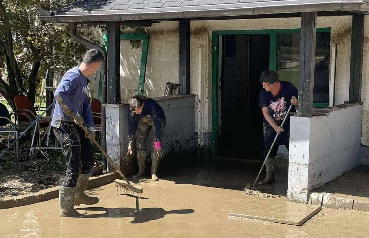 Zbirajo vloge za prijavo škode zaradi neurij ter humanitarno pomoč