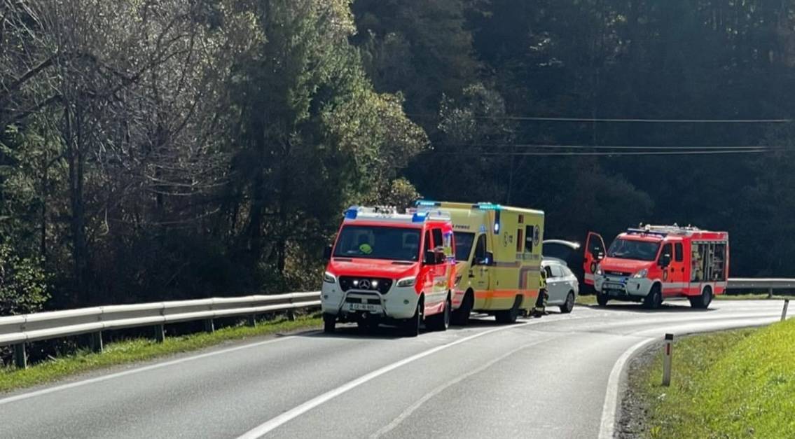 V trčenju osebnega in tovornega vozila poškodovani dve osebi