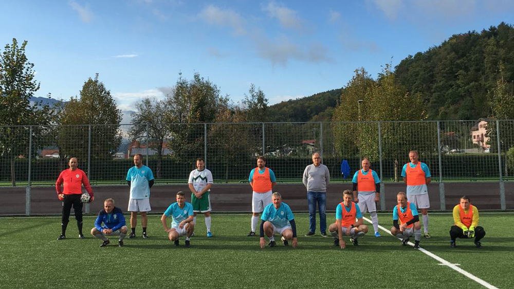 V Šmartnem ob Paki so slovenski župani otvorili obnovljeno igrišče z umetno travo