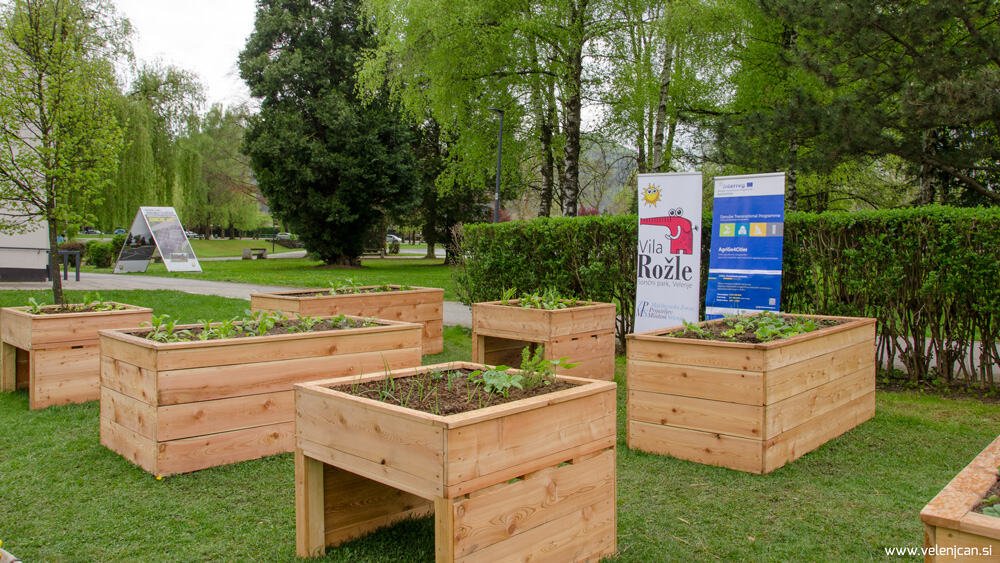 FOTO/VIDEO: V Sončnem parku v uporabo predali skupnostni vrt in novo klop iz reciklirane plastike