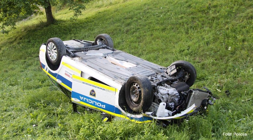 FOTO/VIDEO: Divjal in ogrožal ostale v prometu ter namenoma trčil v policijsko vozilo, policisti uporabili tudi službeno orožje