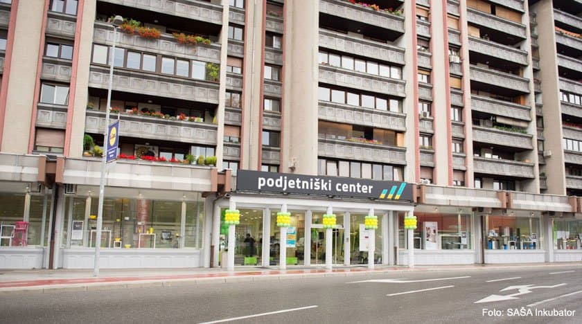 Na novo opremljene vitrine Podjetniškega centra Standard