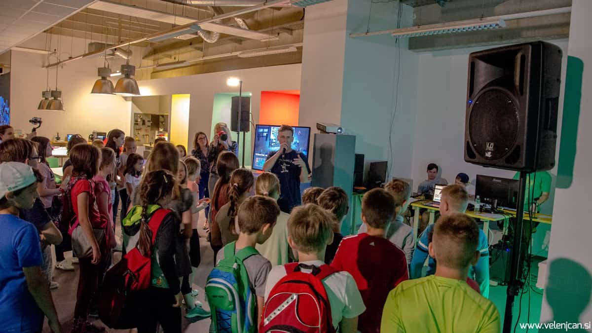 Znani slovenski raperji poskrbeli za edinstveno otvoritev razstave v Vzorčnem mestu