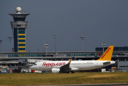 Na pariškem letališču vojaki ustrelili moškega, ki je segel po njihovem orožju