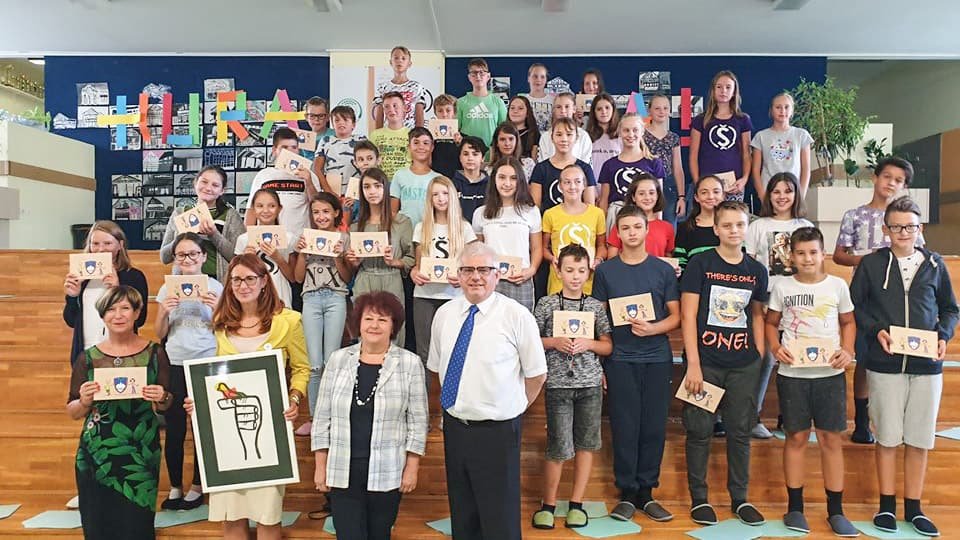 Ministrica Andreja Katič sedmošolcem OŠ Šalek podarila Ustavo v stripu
