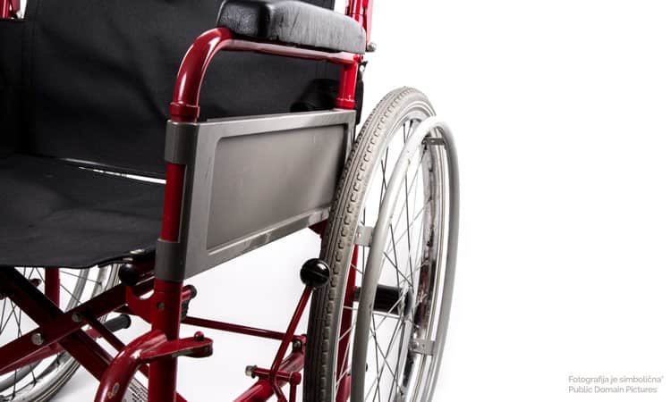 Občina Šoštanj bo za Tonjo kupila invalidski voziček