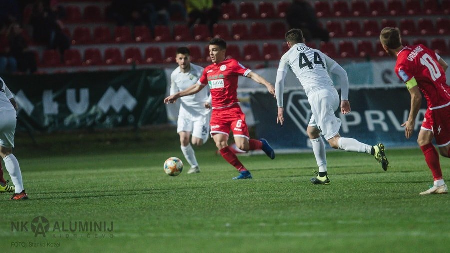 Šumarji v vetrovnih razmerah odpihnili Knape