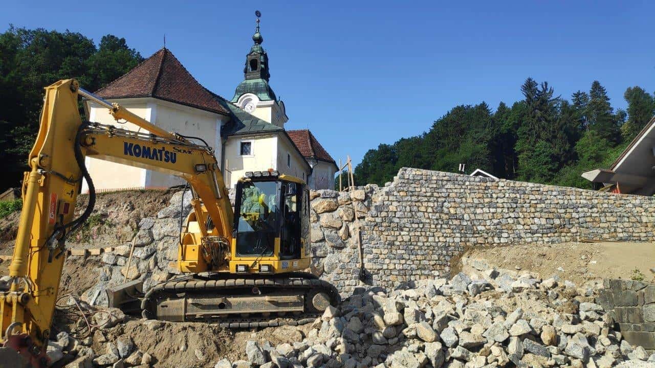 Podaljšana zapora zaradi rekonstrukcije opornega zidu pod cerkvijo v Starem Velenju