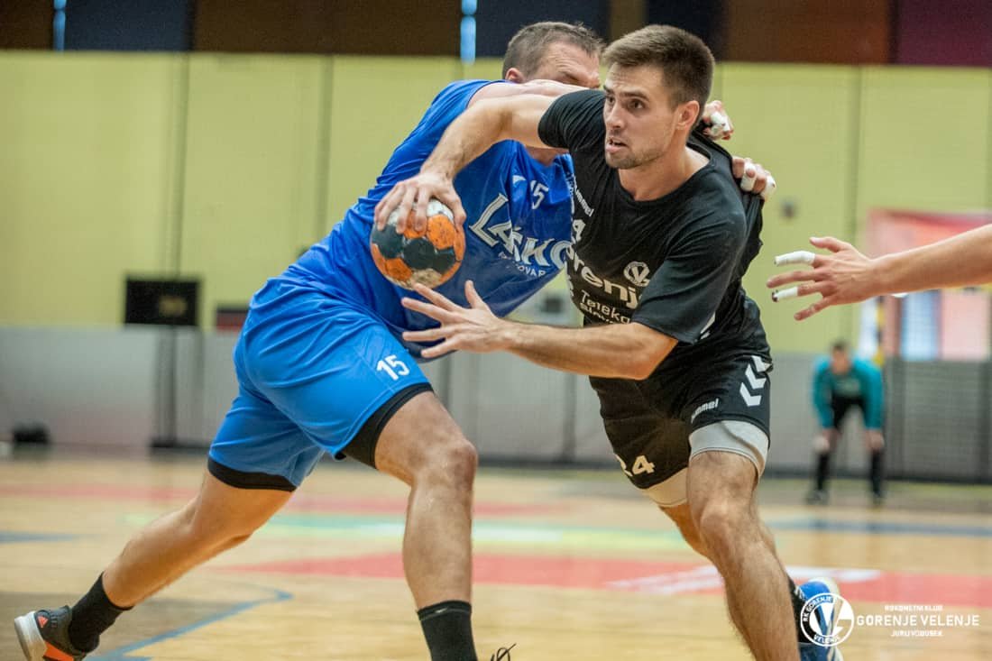 Sosedski derbi z neodločenim izidom