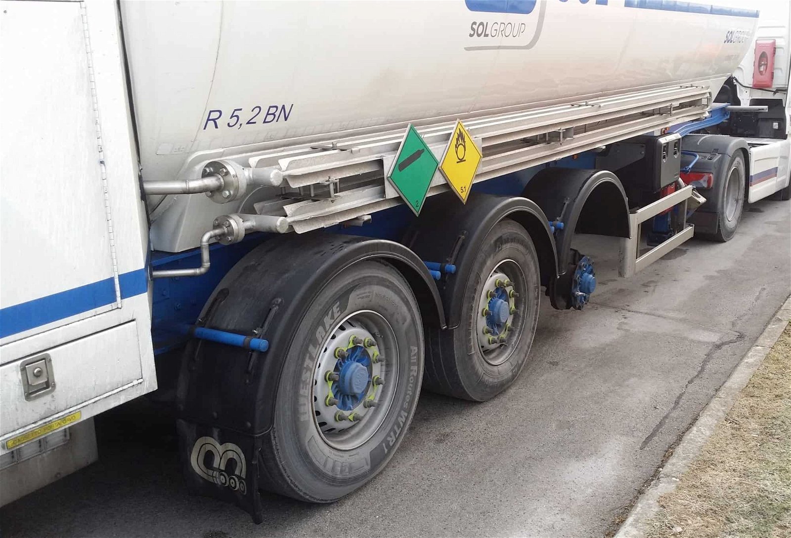 Nevarno blago prevažal brez enega kolesa na vozilu