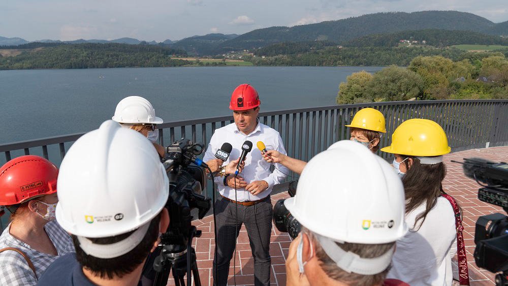 Podžupan s predstavniki medijev in krajani na gradbišču ob jezeru