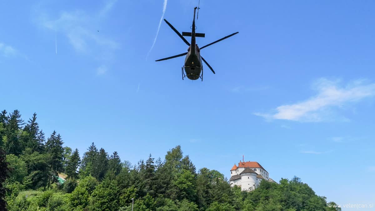 Huda slabost med nabiranjem borovnic, osebo reševali s helikopterjem
