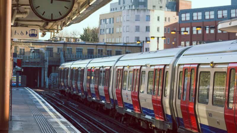 55-letni moški padel z vlaka