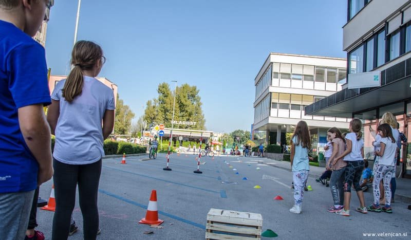 Razstava likovnih del na temo varnosti otrok v cestnem prometu kmalu v avli mestne hiše