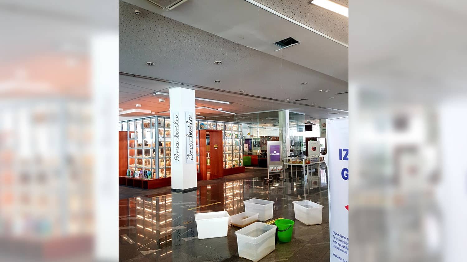 V prostore velenjske knjižnice s stropa pritekla voda