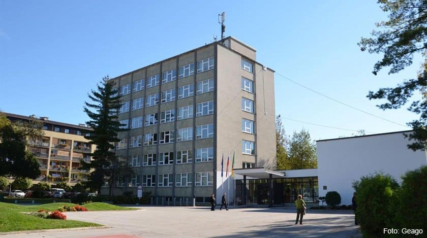 V avli Mestne občine Velenje poteka razstava Klavdija Margona