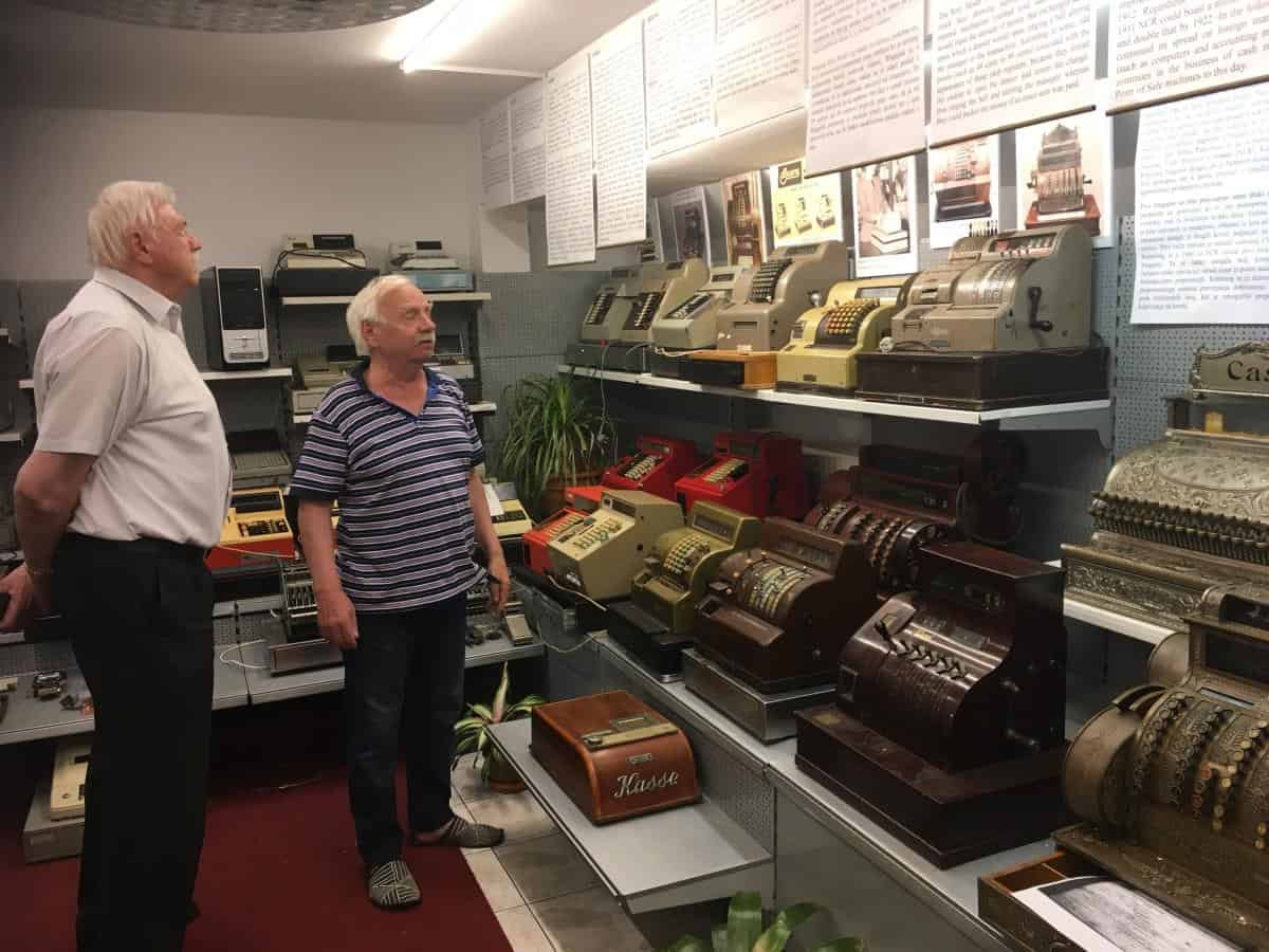 Ivan Kompan pripravlja na ogled zasebno zbirko finomehanike