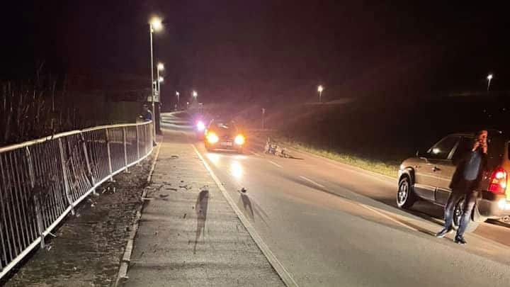 V prometni nesreči hudo poškodovana voznik in mladoletna sopotnica