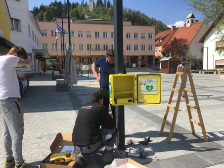 Na Trgu svobode v Šoštanju odslej dostopen defibrilator