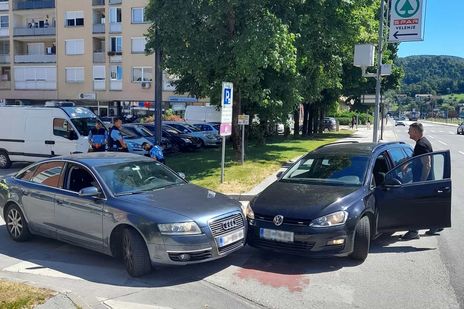 Voznik osebnega vozila danes v Velenju trčil v policijsko vozilo – poziv občanom