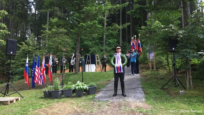 FOTO: Odkritje spominskega obeležja, posvečenega posadkama strmoglavljenih zavezniških letal