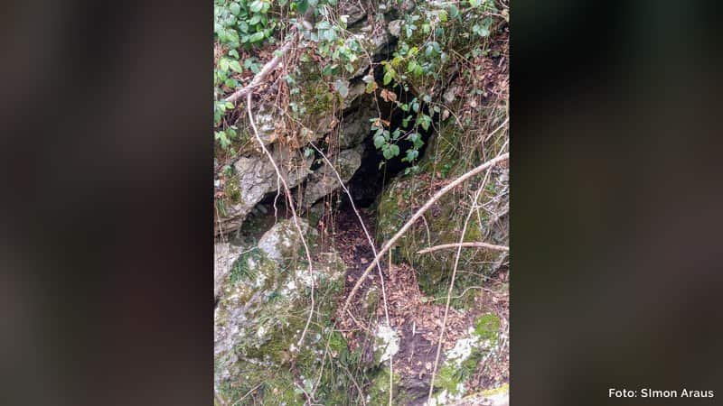 Jama v grapi pod Lomom