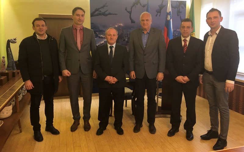 Župan in veleposlanik Albanije o jezikovnih ovirah priseljencev